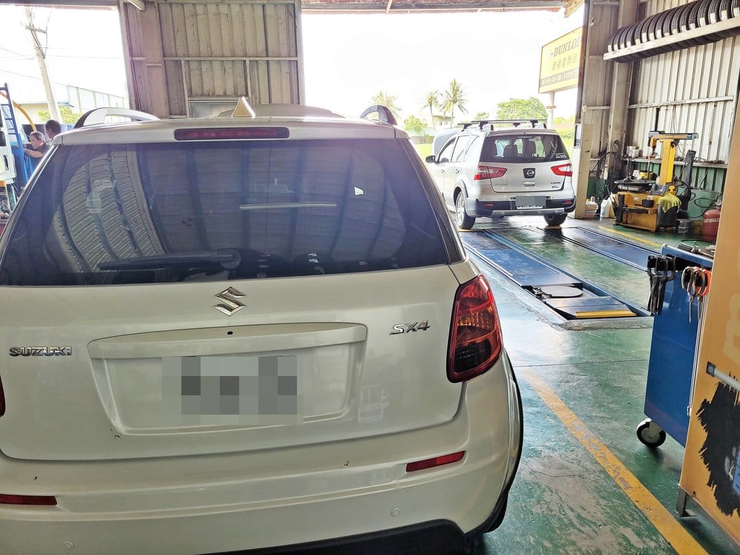 11' 白 SX4 & 17' 銀 Livina