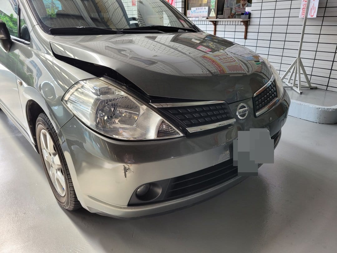 09' 灰 Nissan Tiida 做鈑烤