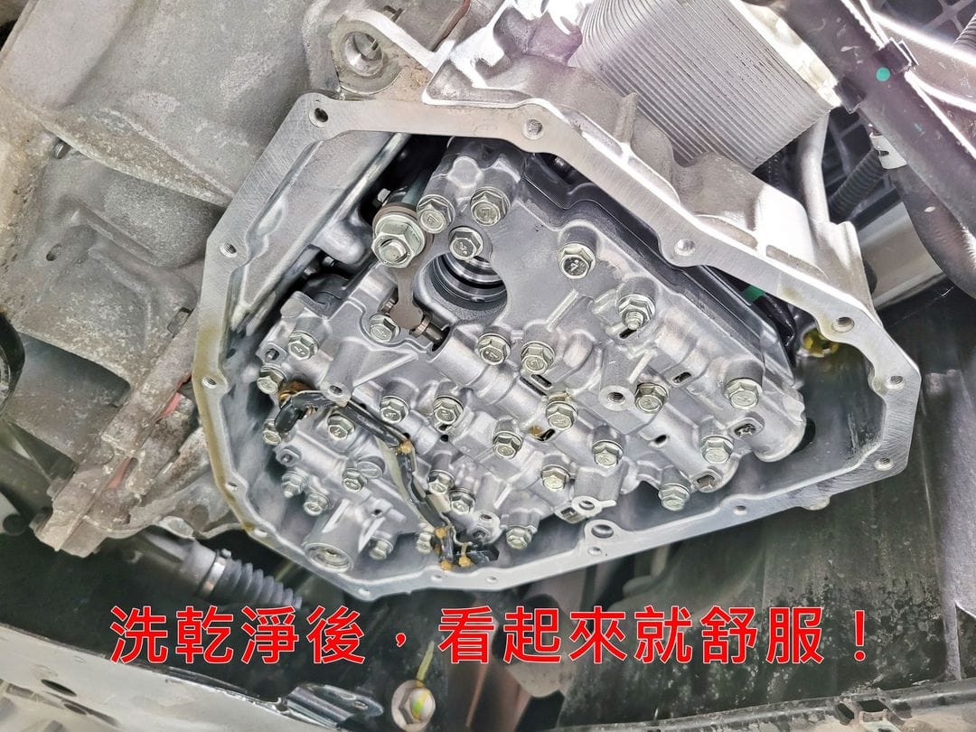 16' 銀 SX4C 拆洗變速箱油底殼(里程7.9萬公里)