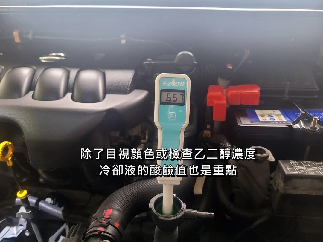 12' 銀 Nissan Tiida 更換冷卻液&尾門舉桿