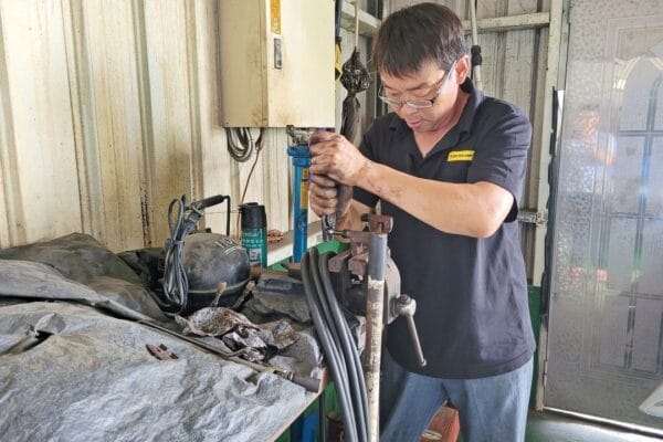 01′ 黑 Honda Ferio 更換後輪軸承