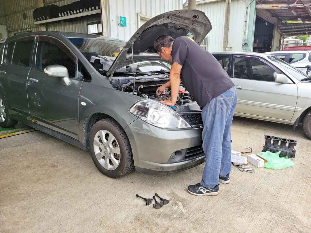 11' 灰 Nissan Tiida 更換點火線圈