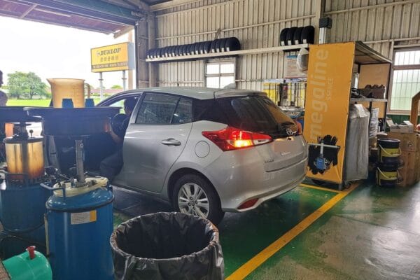 19′ 銀 Yaris & 17′ 銀 Livina 定保