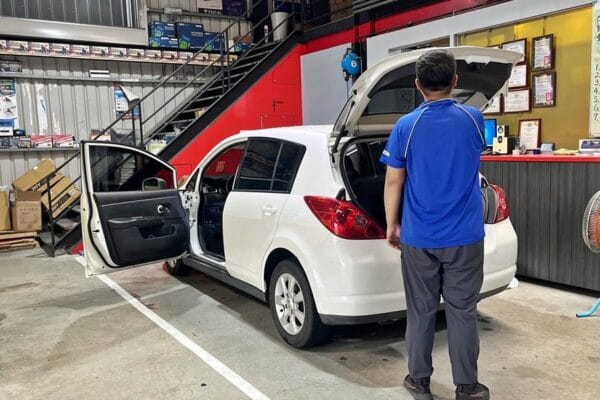 10′ 白 Nissan Tiida 安裝多媒體影音