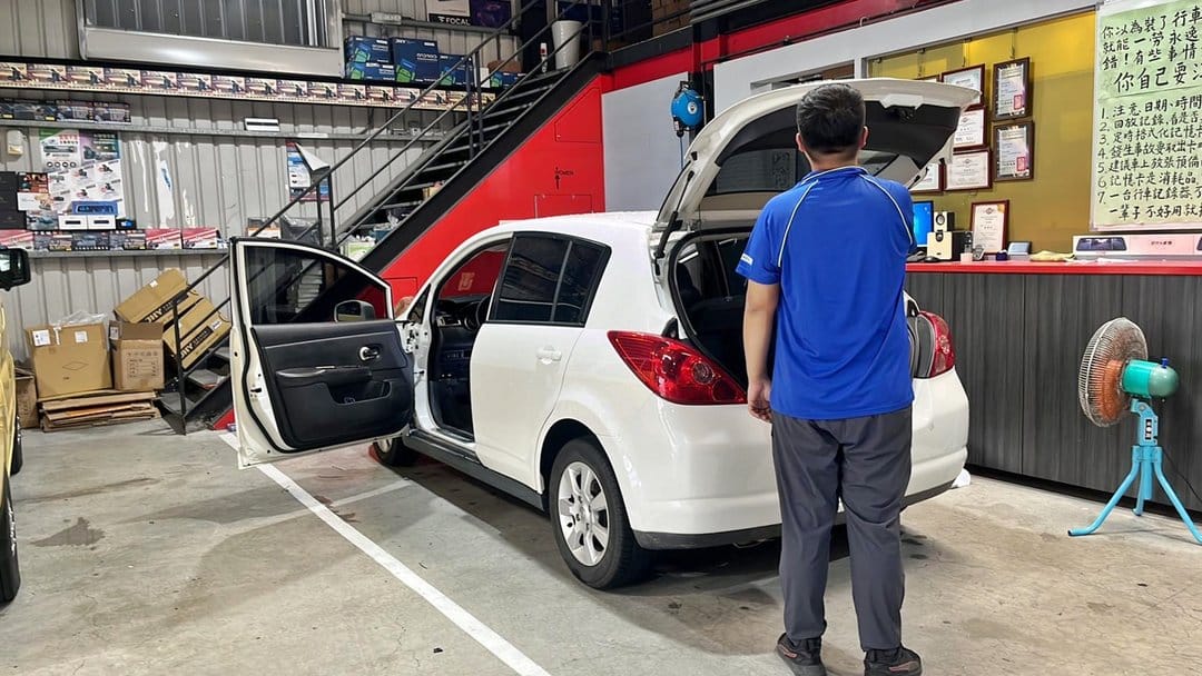 10' 白 Nissan Tiida 安裝多媒體影音
