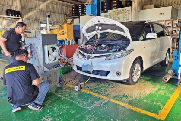 12’/13式 白 Toyota Previa 更換輪胎/冷氣管路清洗