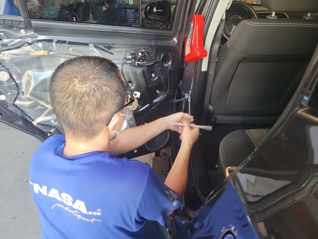 15' 灰 Suzuki SX4C 更換門止器