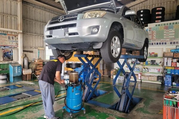 11′ 銀 RAV4 交車前保養