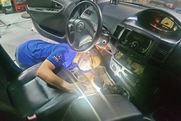 13′ 銀 Vios 更換排檔燈泡