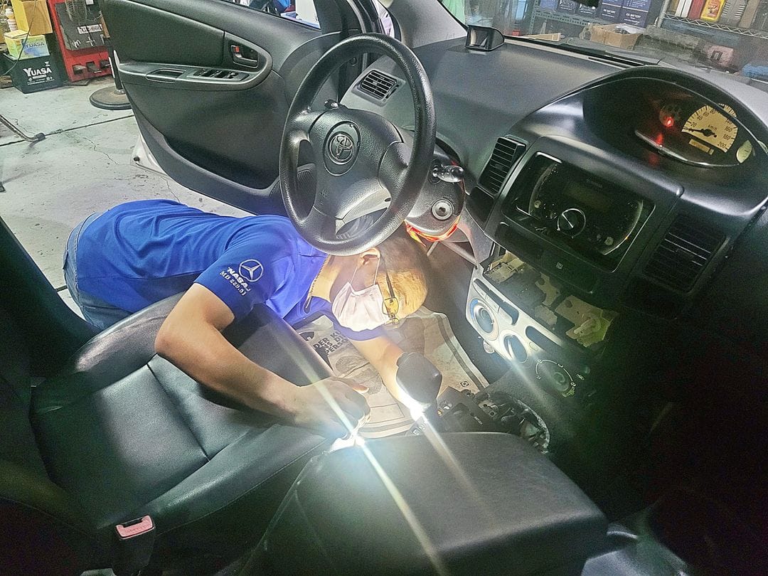 13' 銀 Vios 更換排檔燈泡