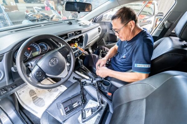 18′ 灰 Altis 安裝安卓機