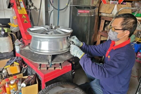 13′ 紅 SX4 準備交車