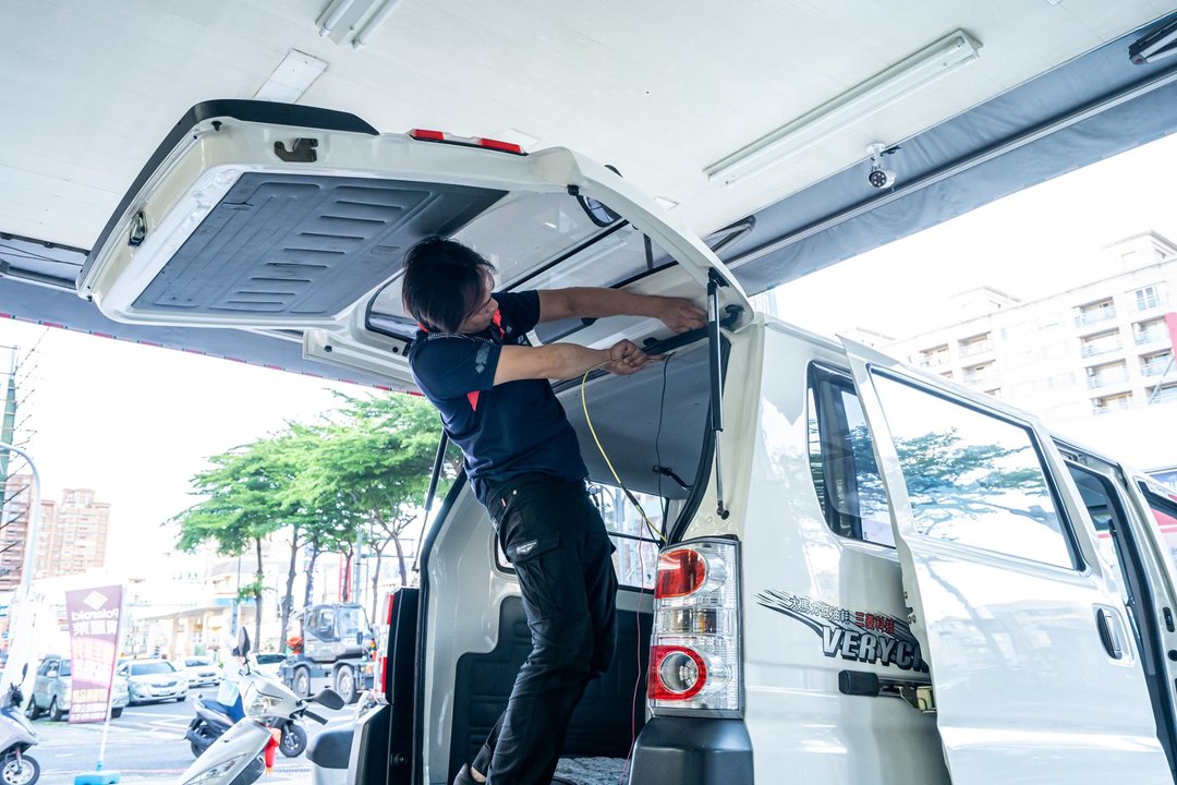 菱利箱型車安裝電子式後照鏡！