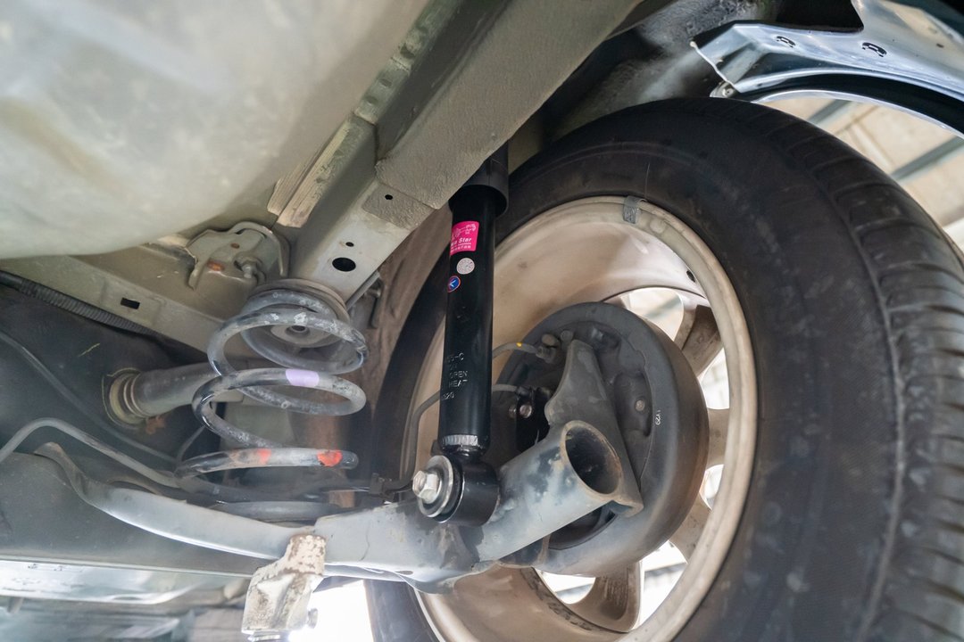 Nissan Tiida 更換後避震器！