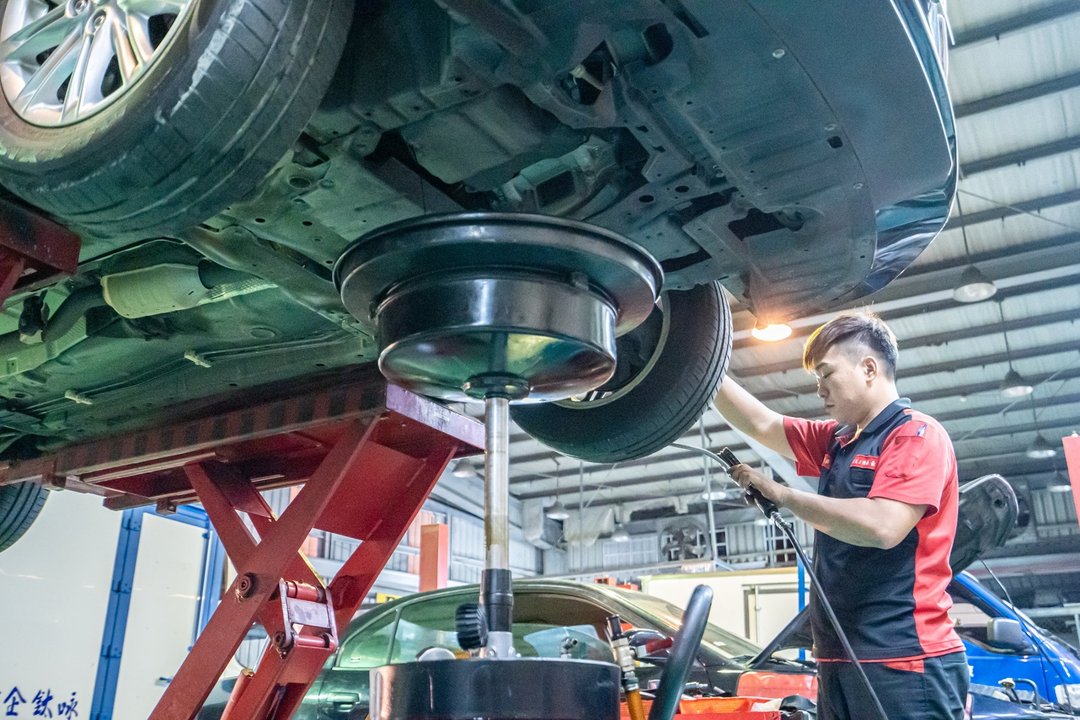 Mitsubishi Grand Lancer 回匯豐仁德廠保養囉～