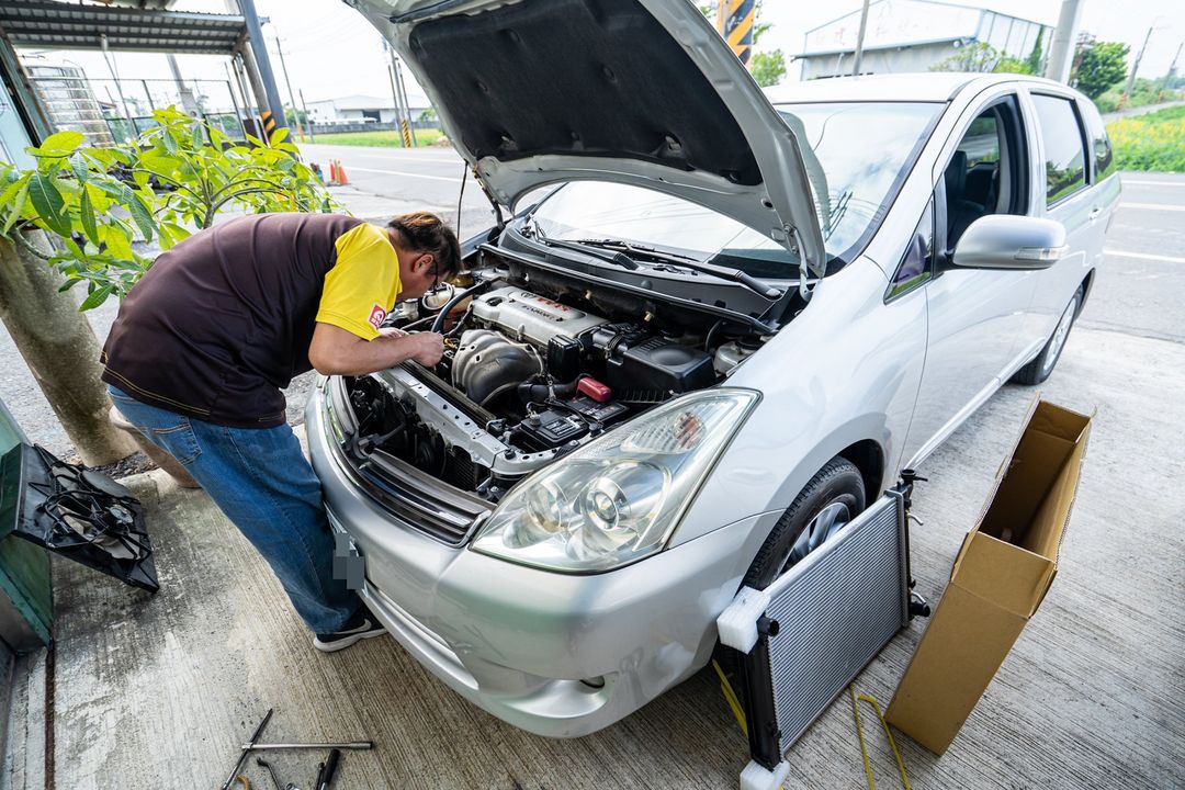Toyota Wish 更換水箱！！