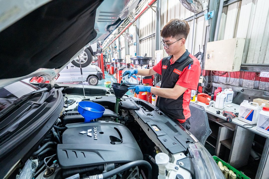 Mitsubishi Outlander 到匯豐仁德廠做保養～