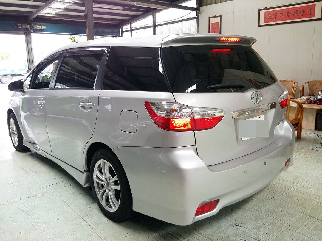 Toyota Wish 跟安全島PK