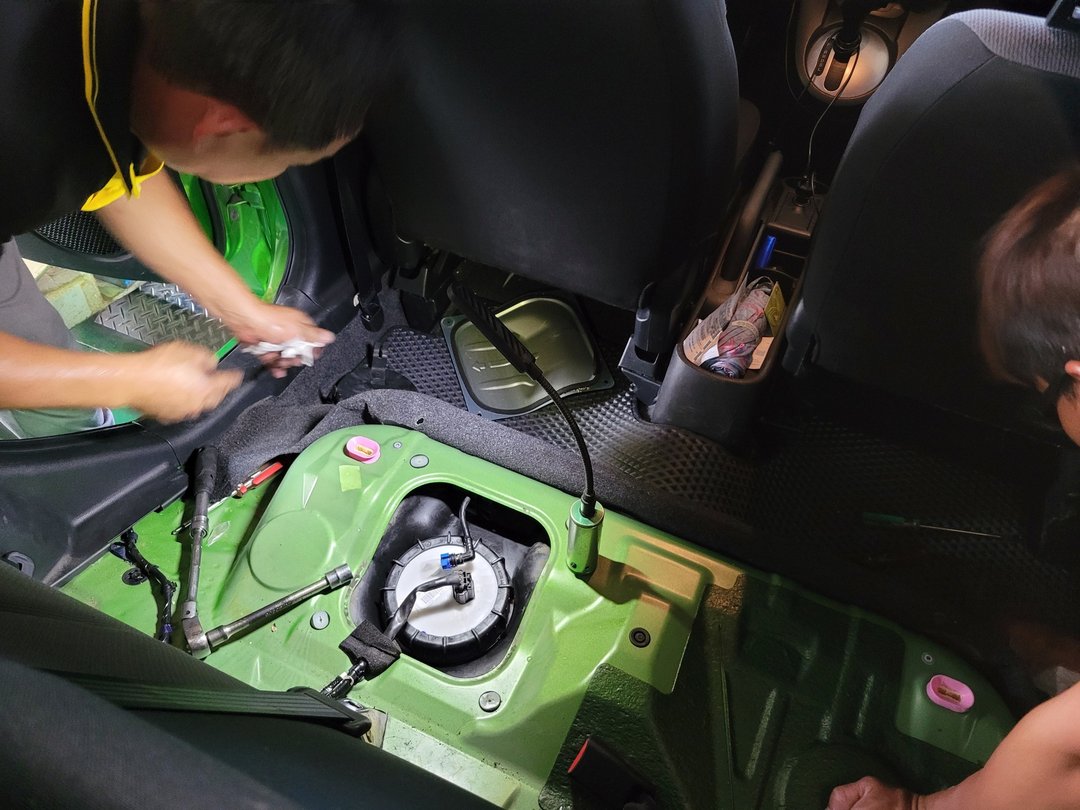 Mazda 2更換汽油泵浦&變速箱油底殼拆洗