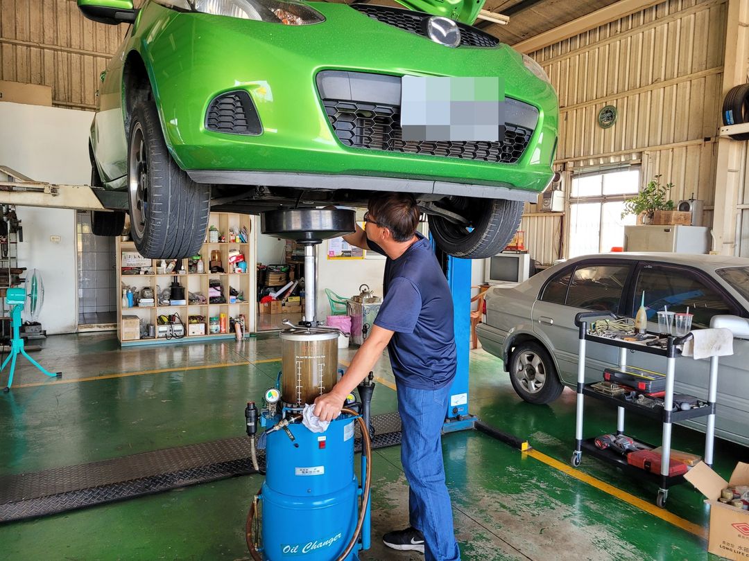Mazda 2更換汽油泵浦&變速箱油底殼拆洗