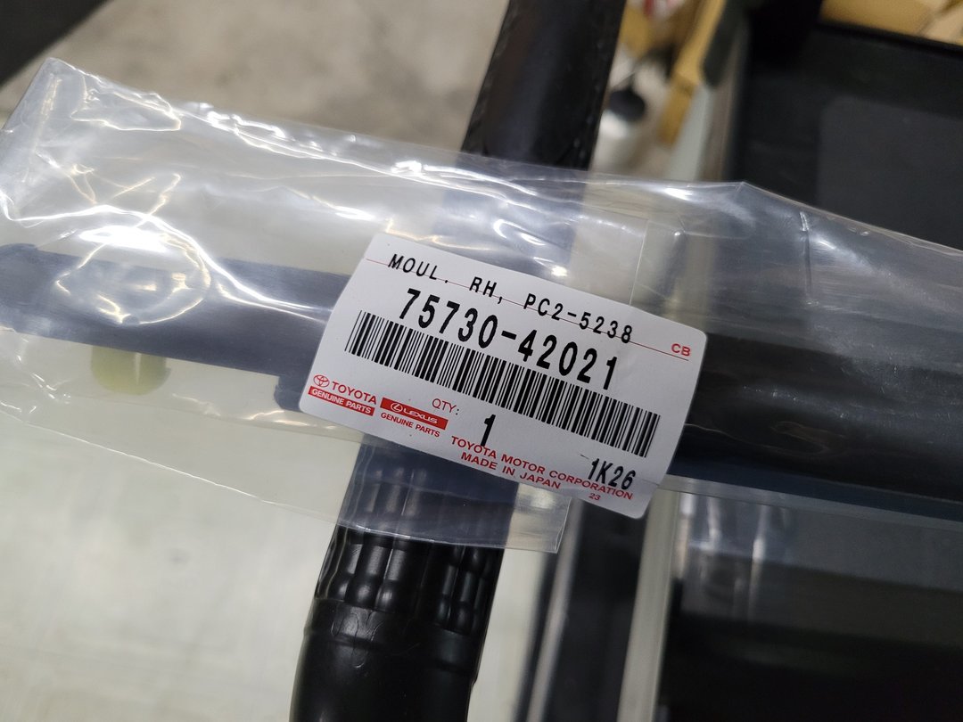棕色RAV4 更換右後門外水切