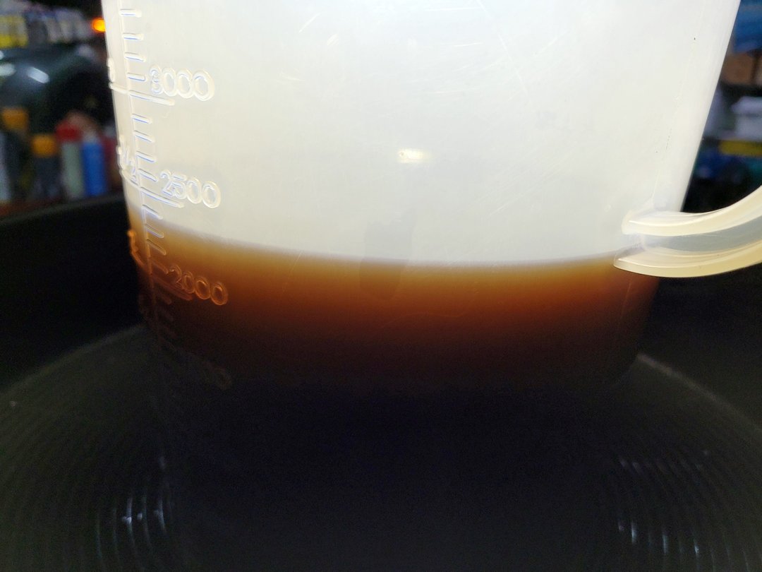 到底是三小….為什麼要這樣設計洩油螺絲….