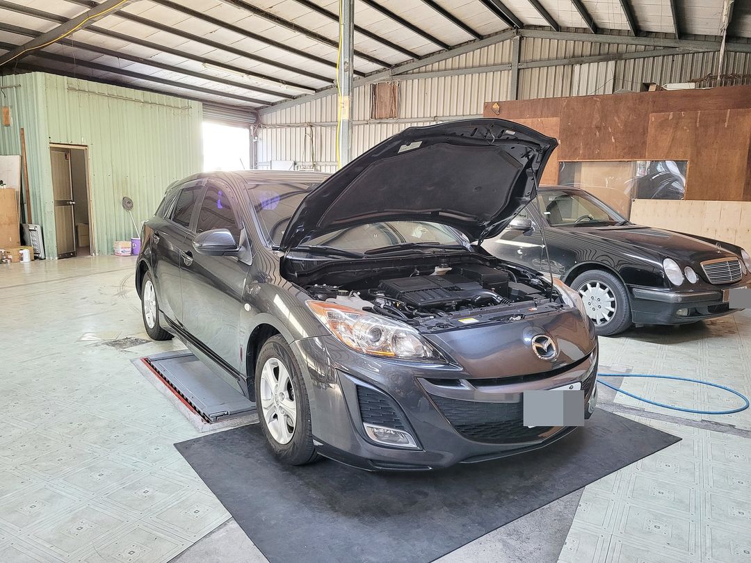 10′ Mazda 3 1.6L 5D 灰色