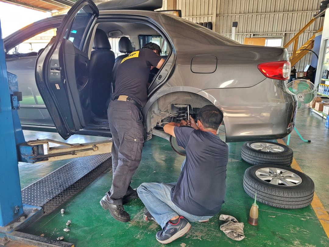11′ Altis 更換後避震 & 倒車雷達