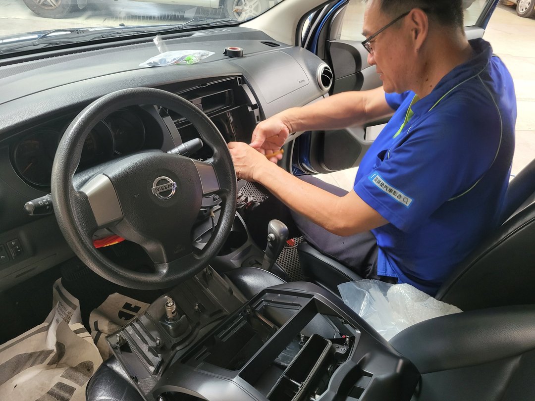 13′ 藍 Nissan Livina 安裝配件