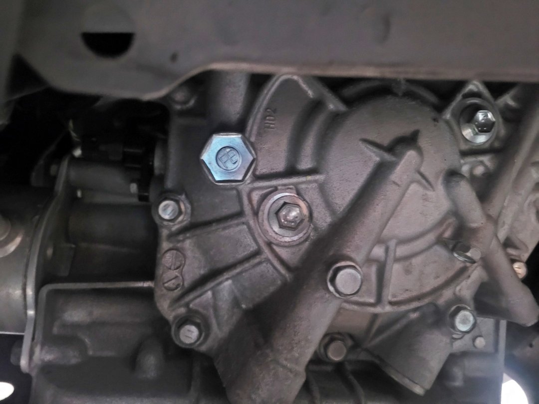 20′ Yaris 白(里程8.6萬) 拆洗變速箱油底殼