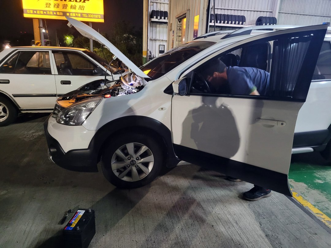 20′ 白 Livina 接電/救車