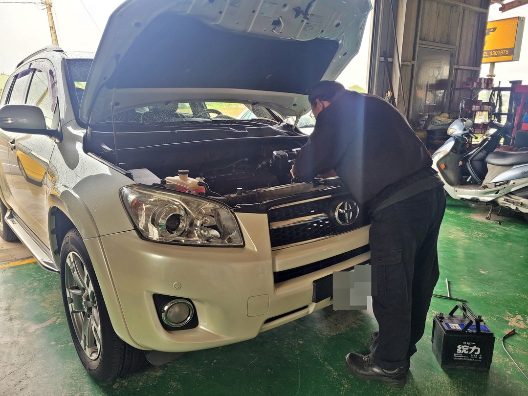 12′ 白 RAV4 更換電瓶