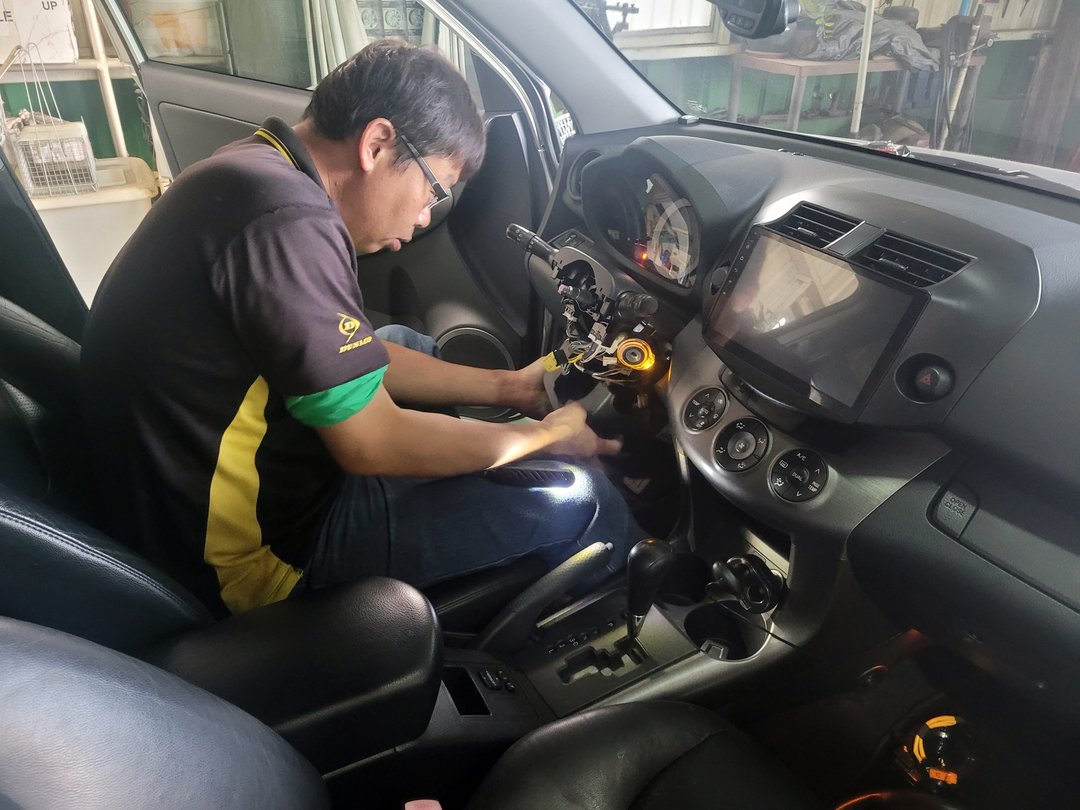 11′ 銀 RAV4 維修方向機柱