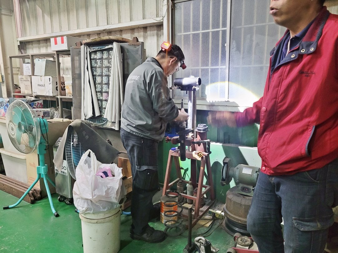 09′ 黑 Ford Focus 更換避震器上座
