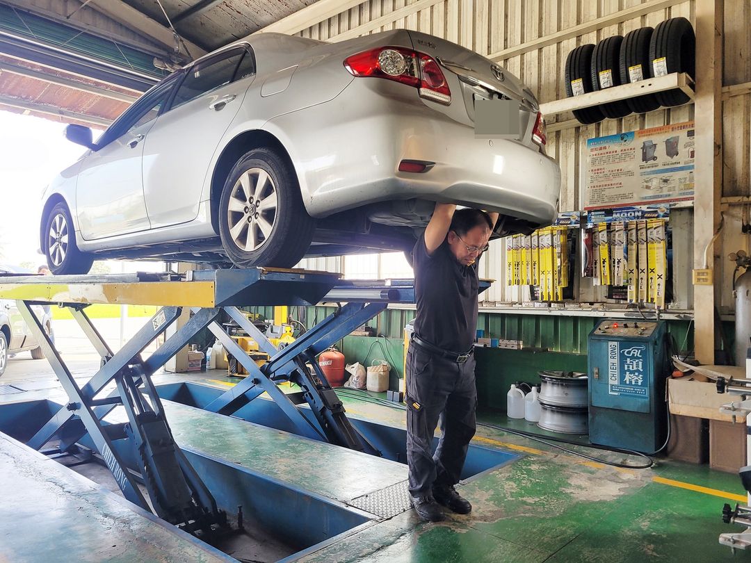 13′ 銀 Toyota Altis 更換倒車雷達