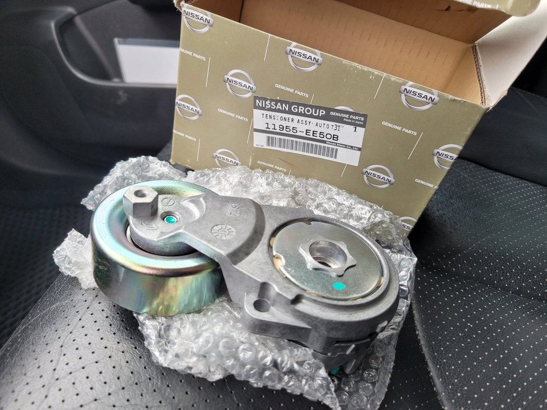 12′ 銀 Nissan Tiida 更換皮帶張力器