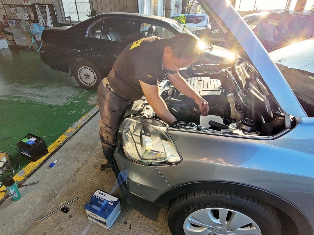 16′ 銀 SX4C 更換電瓶