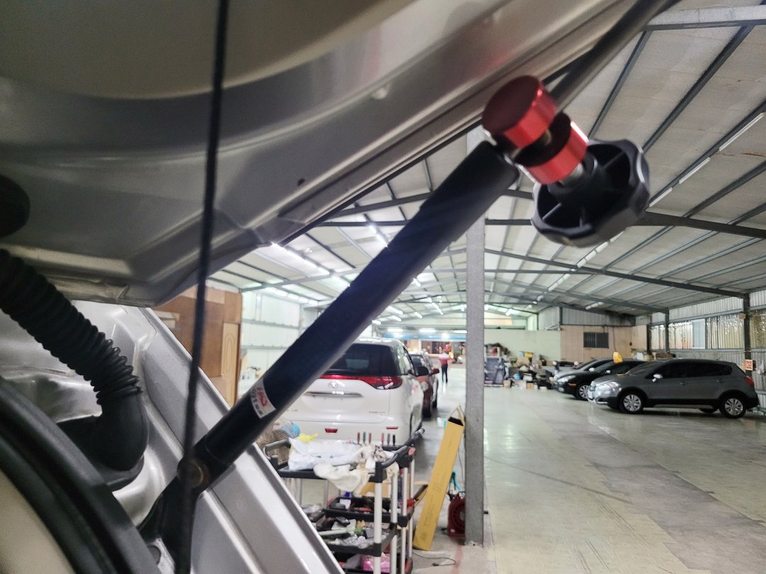 12′ 銀 Nissan Tiida 更換冷卻液&尾門舉桿