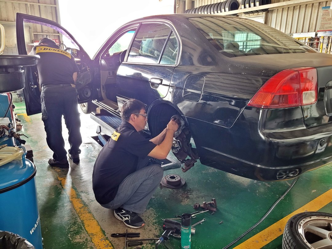 01′ 黑 Honda Ferio 更換後輪軸承