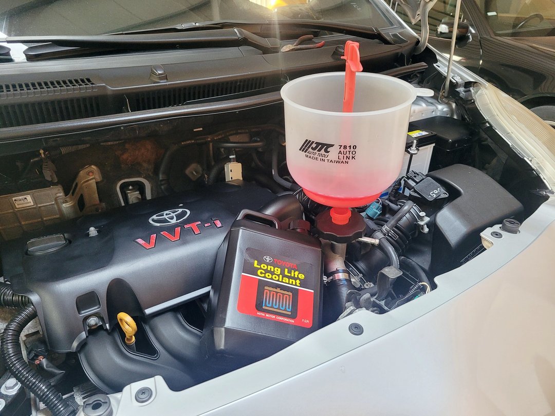 12′ 銀 Toyota Yaris 更換冷卻液&火星塞