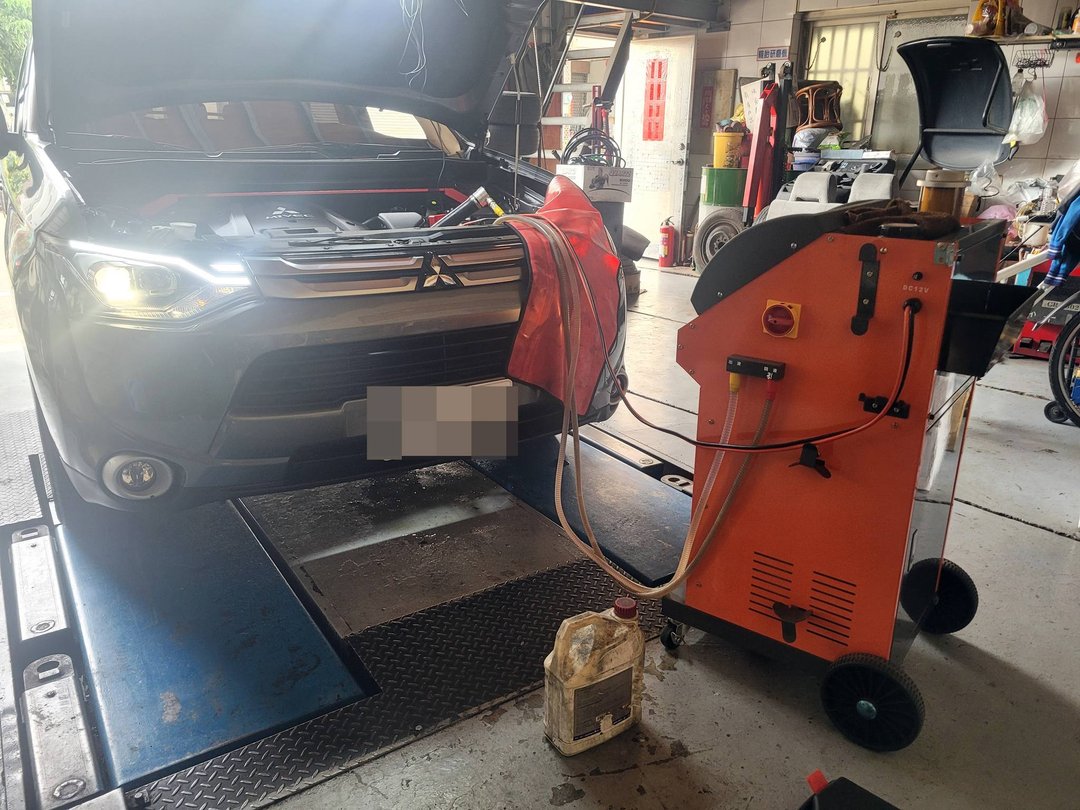 16′ 灰 Mitsubishi Outlander 交車前保養