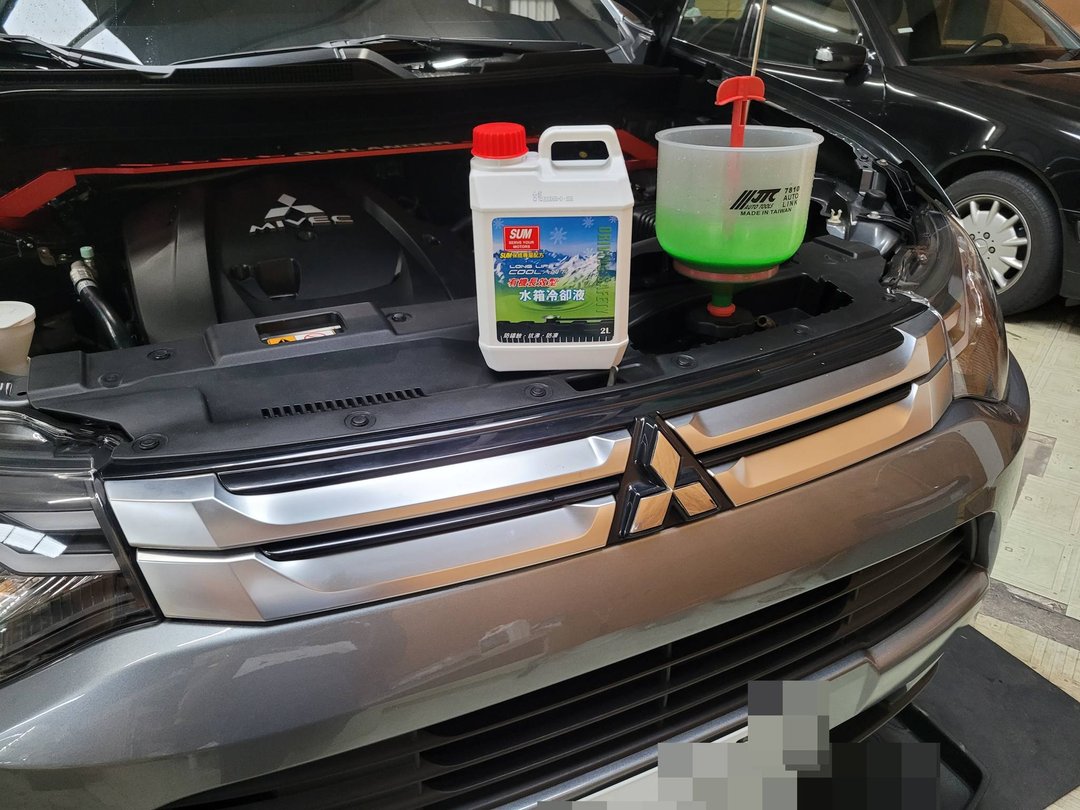16′ 灰 Mitsubishi Outlander 交車前保養