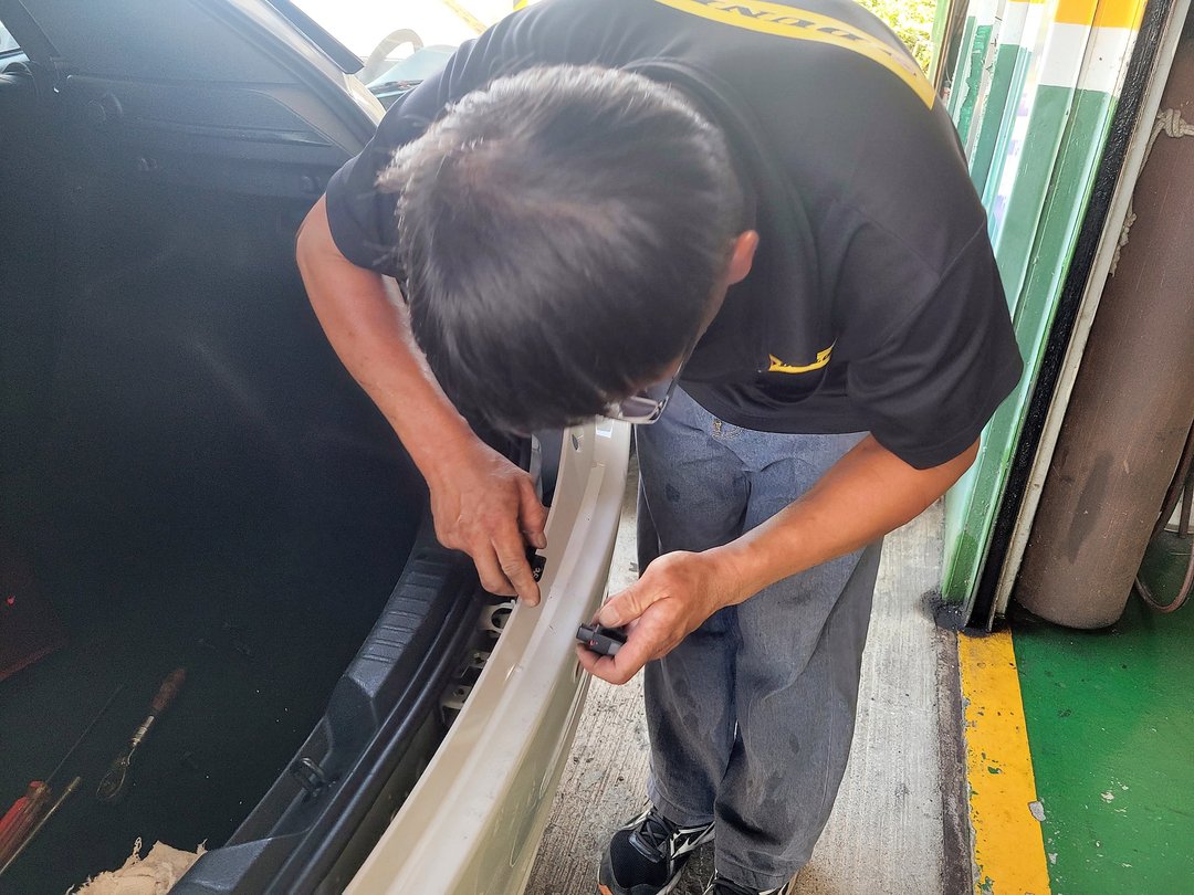 20′ 白 Yaris 更換倒車雷達
