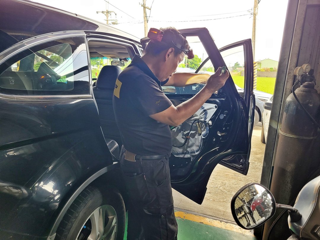 12′ 黑 CR-V 更換全車外水切&蛇膠重上