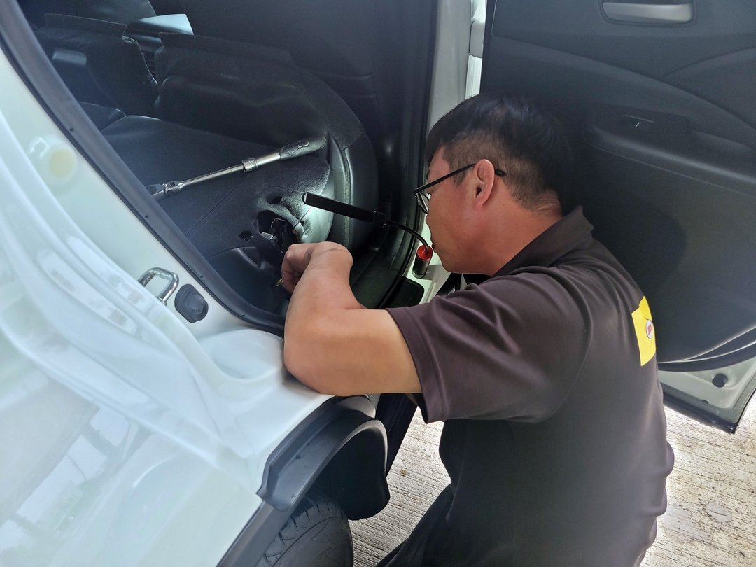 15′ 白 CR-V 更換後座座椅鎖