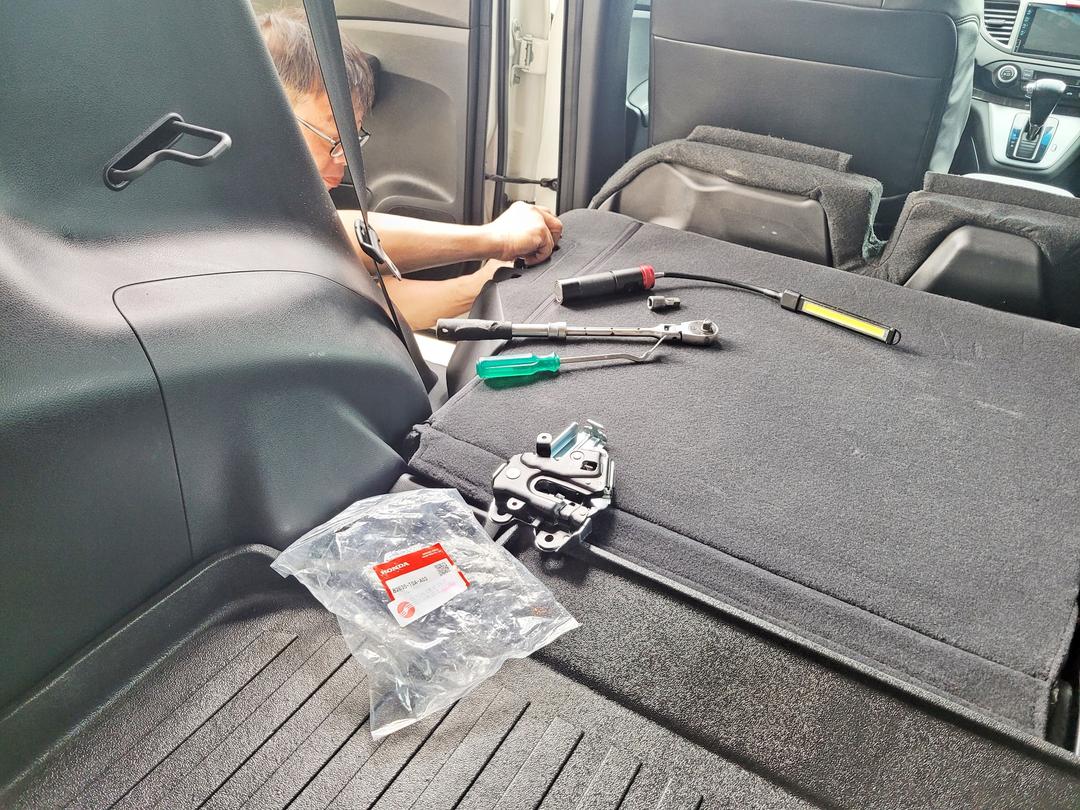 15′ 白 CR-V 更換後座座椅鎖