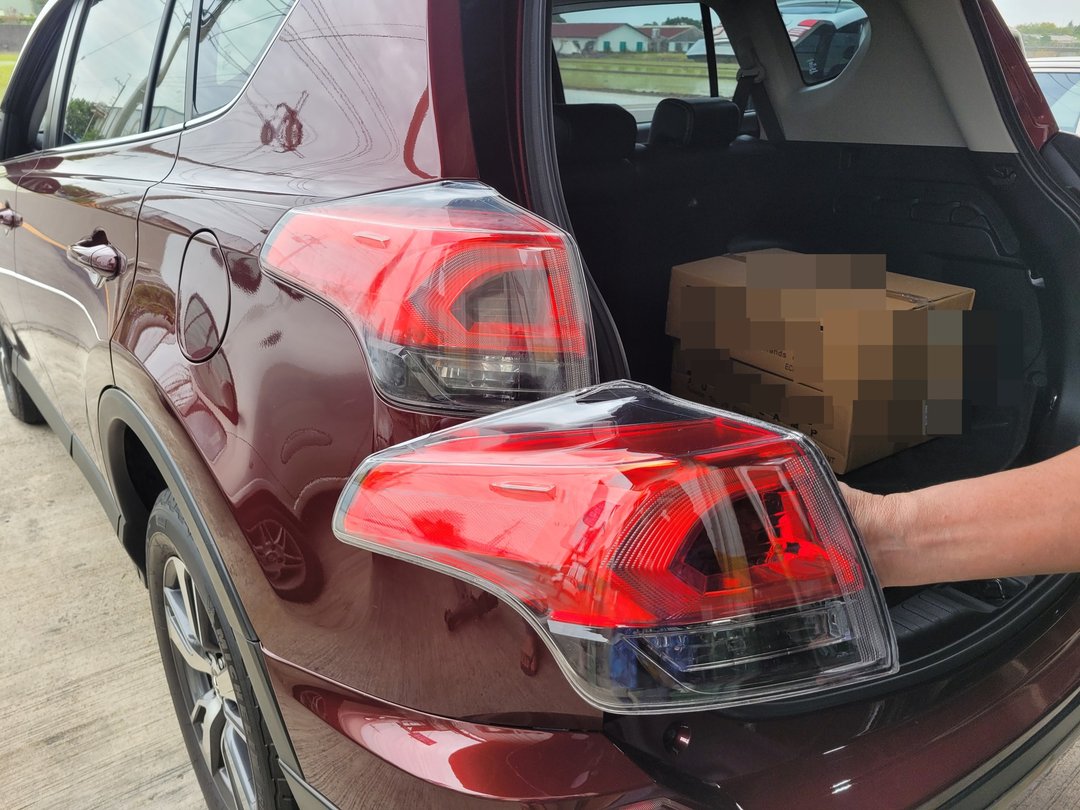 16′ 紅 Toyota RAV4 更換尾燈